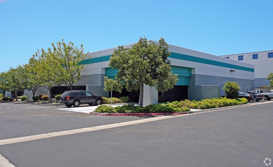 6985 Flanders Dr, San Diego, CA à louer - Photo de l’immeuble – Image 2 sur 4