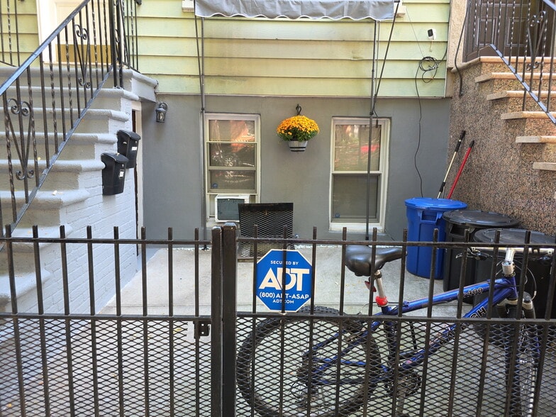 160 Newell St, Brooklyn, NY à louer - Photo principale – Image 1 sur 1