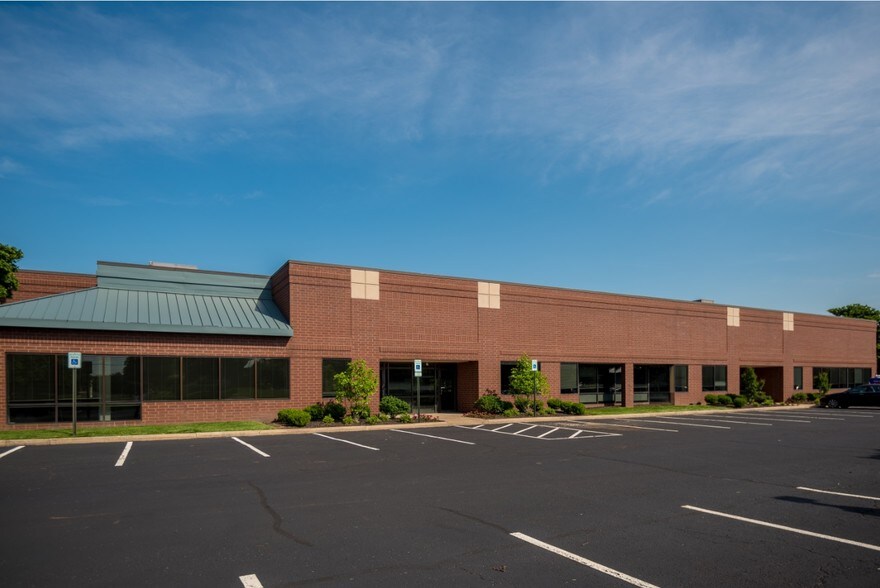 650 Louis Dr, Warminster Township, PA à louer - Photo de l’immeuble – Image 1 sur 3