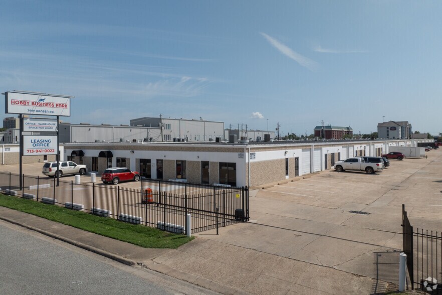 7999 Hansen Rd, Houston, TX à louer - Photo principale – Image 1 sur 12