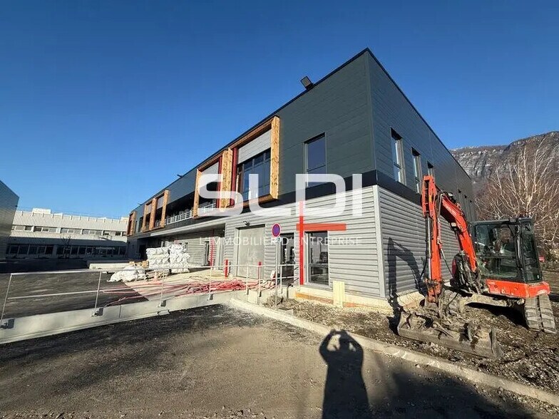 Local d’activités dans Fontanil-Cornillon à louer - Photo de la construction – Image 2 sur 7
