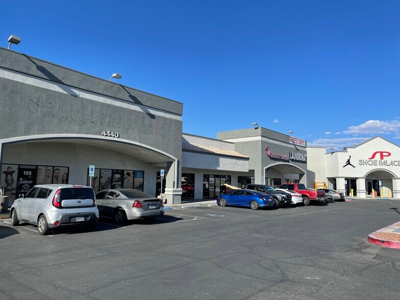 4440 E Washington Ave, Las Vegas, NV à louer - Photo de l’immeuble – Image 2 sur 39
