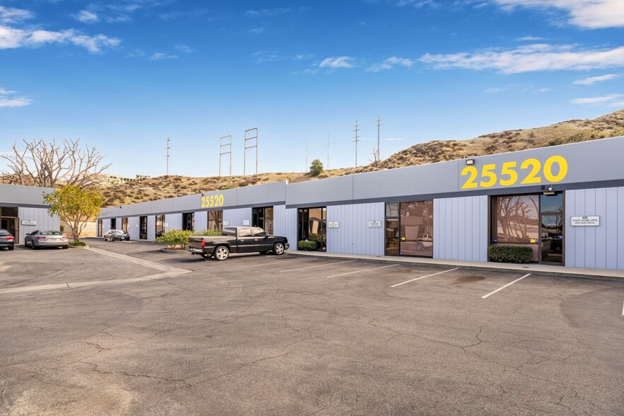 25520 Avenue Stanford, Valencia, CA à louer - Photo de l’immeuble – Image 1 sur 5