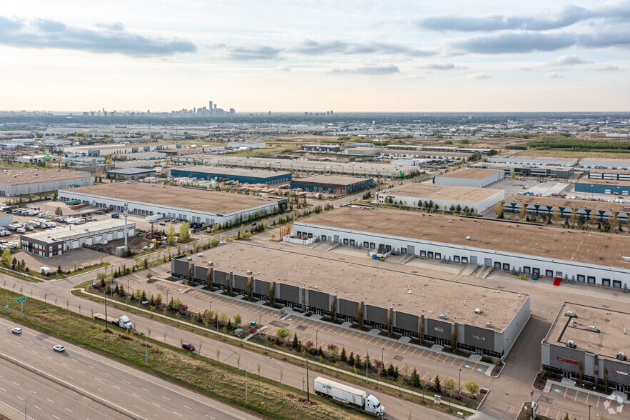 4004-4124 51 Av NW, Edmonton, AB à louer - Aérien – Image 2 sur 4