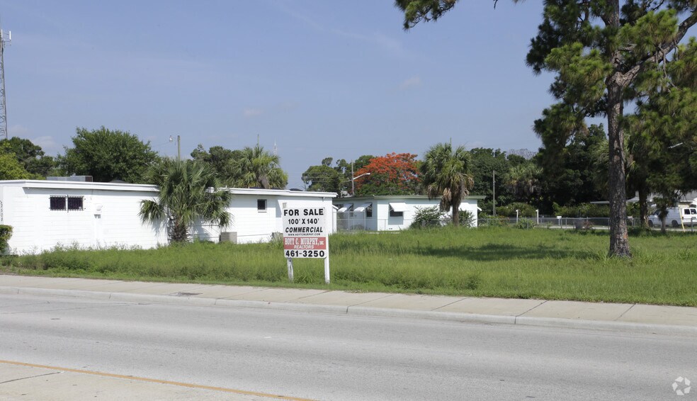 2108 Okeechobee Rd, Fort Pierce, FL à vendre - Photo principale – Image 1 sur 4