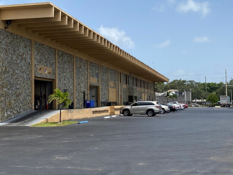 6245 N Powerline Rd, Fort Lauderdale, FL à louer - Photo de l’immeuble – Image 3 sur 10