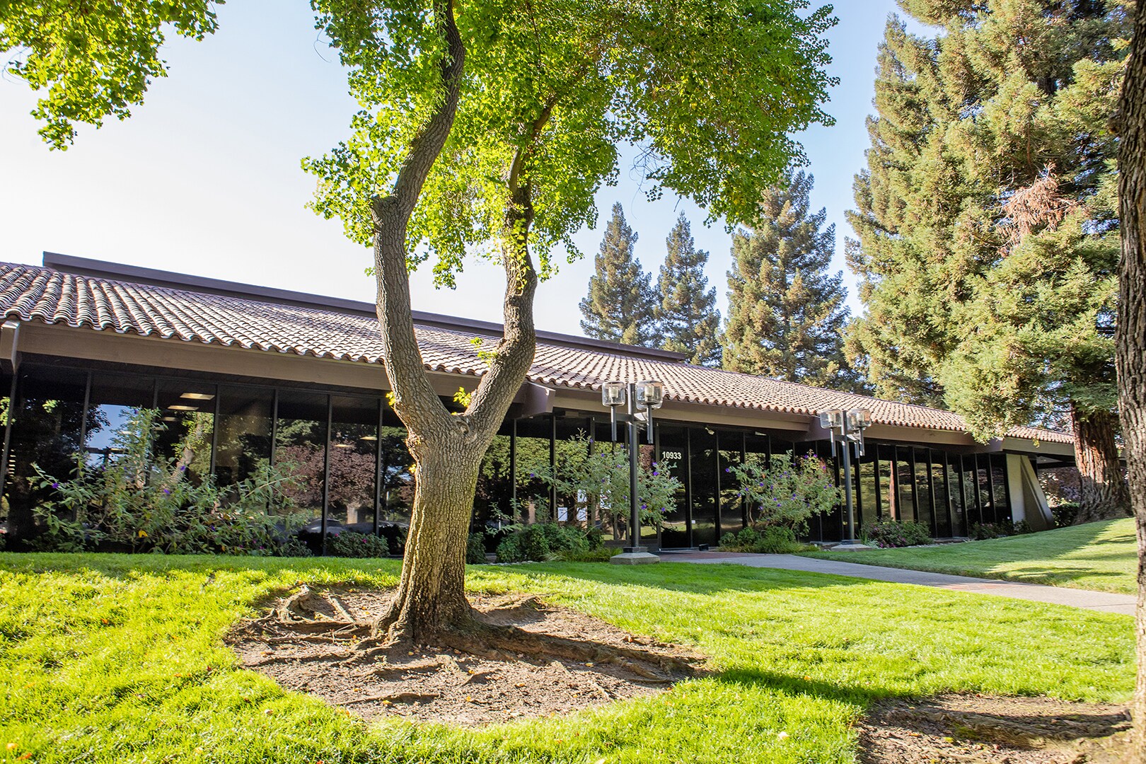 10933 Trade Center Dr, Rancho Cordova, CA à louer Photo de l’immeuble– Image 1 sur 3