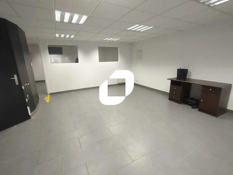 Local d’activités dans Versailles à louer - Photo de l’immeuble – Image 3 sur 8