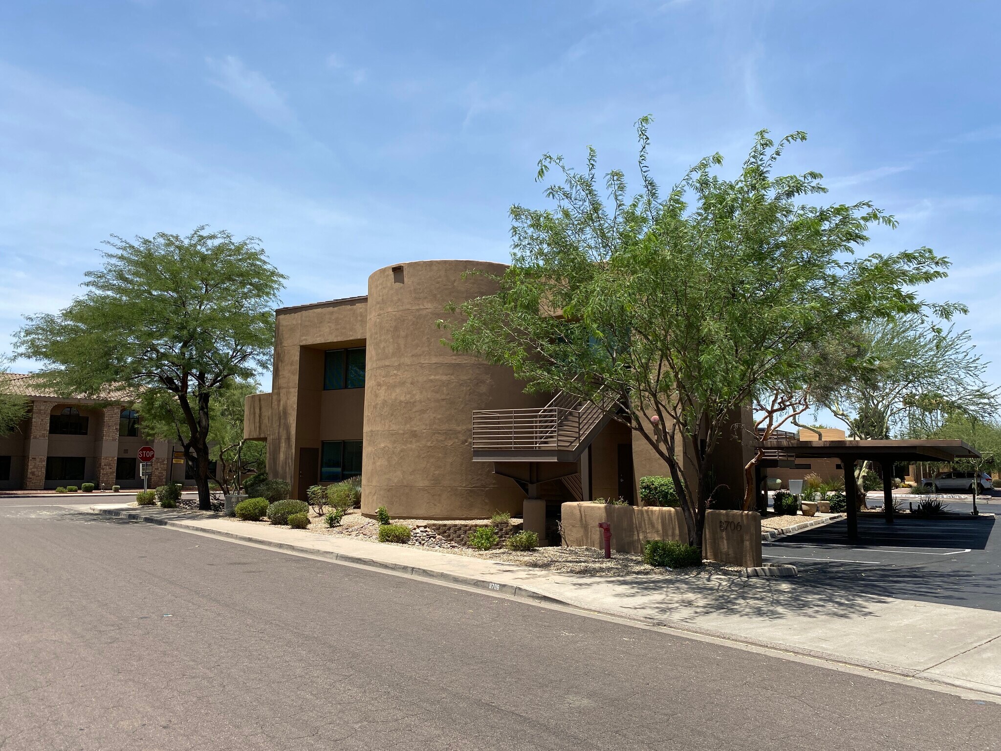 8706 E Manzanita Dr, Scottsdale, AZ à louer Photo de l’immeuble– Image 1 sur 9