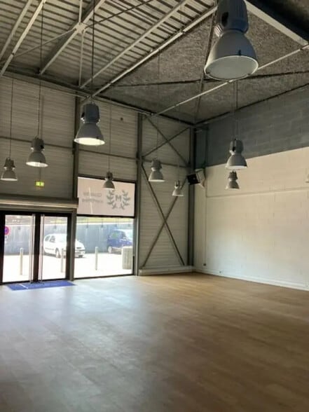 Local commercial dans Mondeville à louer - Photo de l’immeuble – Image 3 sur 7