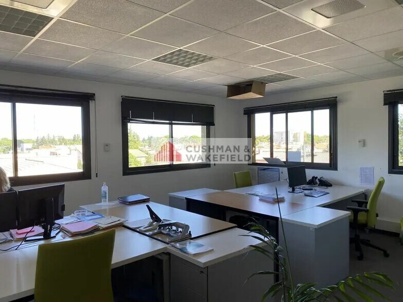 Bureau dans Nîmes à louer - Photo de l’immeuble – Image 2 sur 3