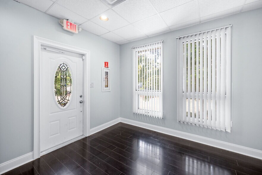 1152 Executive Cir, Cary, NC à louer - Photo de l’immeuble – Image 2 sur 19