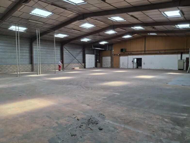 Local d’activités dans Chassieu à louer - Photo de l’immeuble – Image 2 sur 7