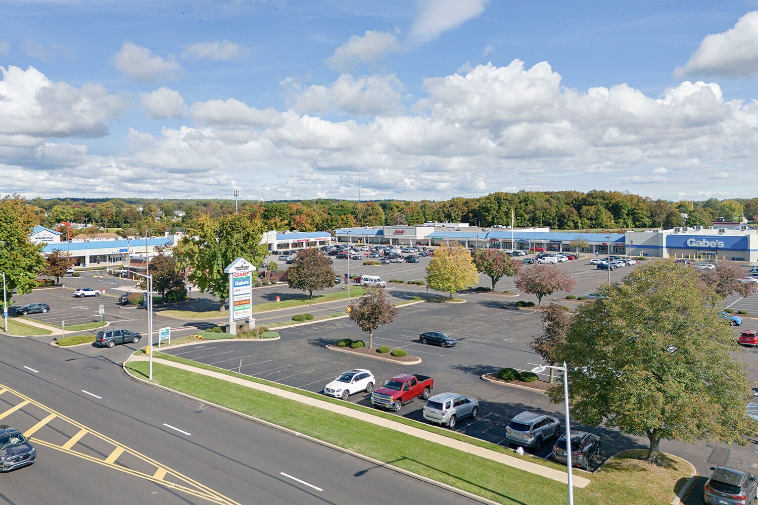 471 S Oxford Valley Rd, Fairless Hills, PA à louer Photo de l’immeuble– Image 1 sur 25