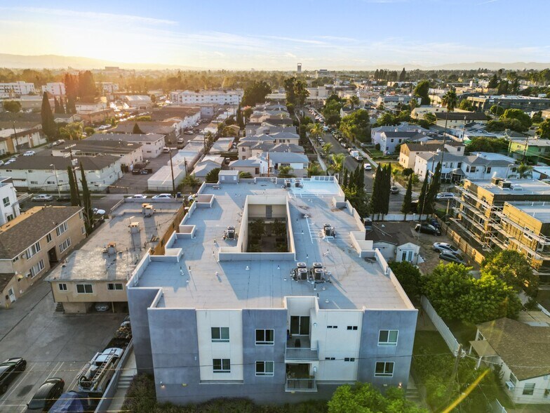 6320 Beck Ave, North Hollywood, CA à vendre - Photo de l’immeuble – Image 2 sur 26