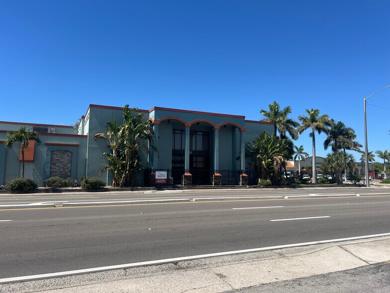3210 Cleveland Ave, Fort Myers, FL à vendre - Photo de l’immeuble – Image 2 sur 5