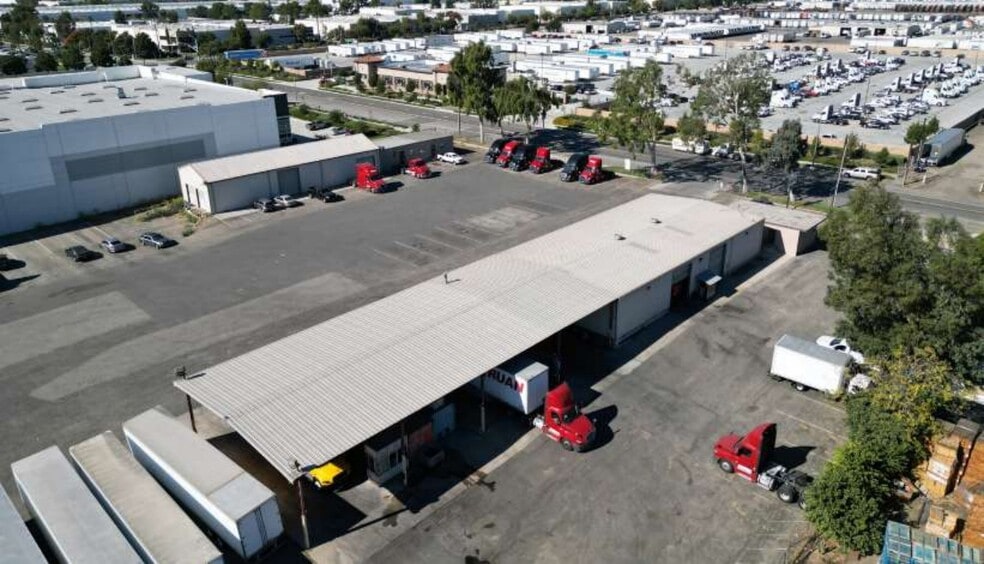 13803 Santa Ana Ave, Fontana, CA à louer - Photo de l’immeuble – Image 2 sur 6