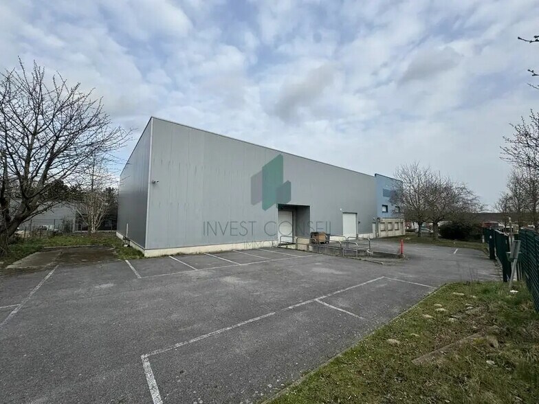 Local d’activités dans Jouy-le-Moutier à louer - Photo de l’immeuble – Image 1 sur 6