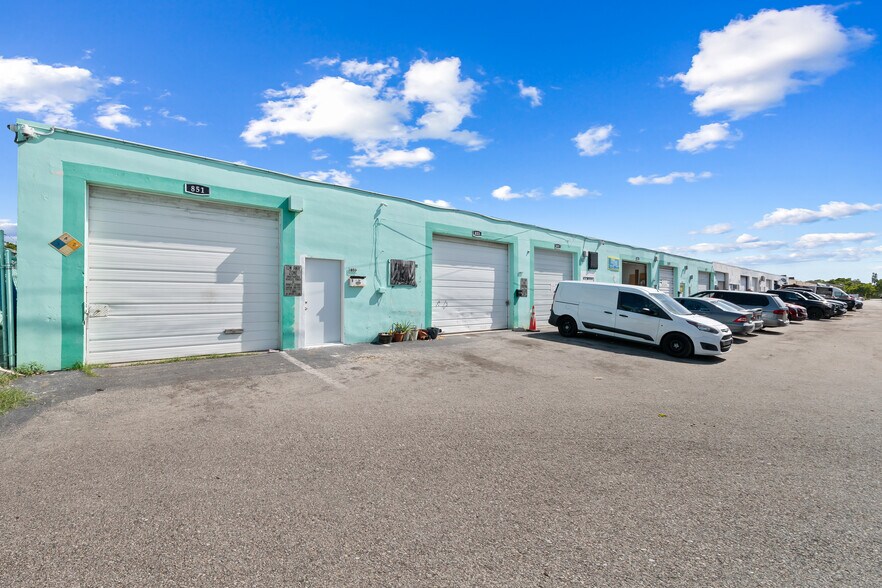 851 NE 30th Ct, Oakland Park, FL à louer - Photo de l’immeuble – Image 1 sur 7