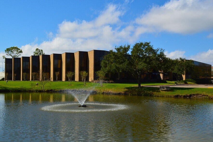 10707 Corporate Dr, Stafford, TX à louer - Photo principale – Image 1 sur 8