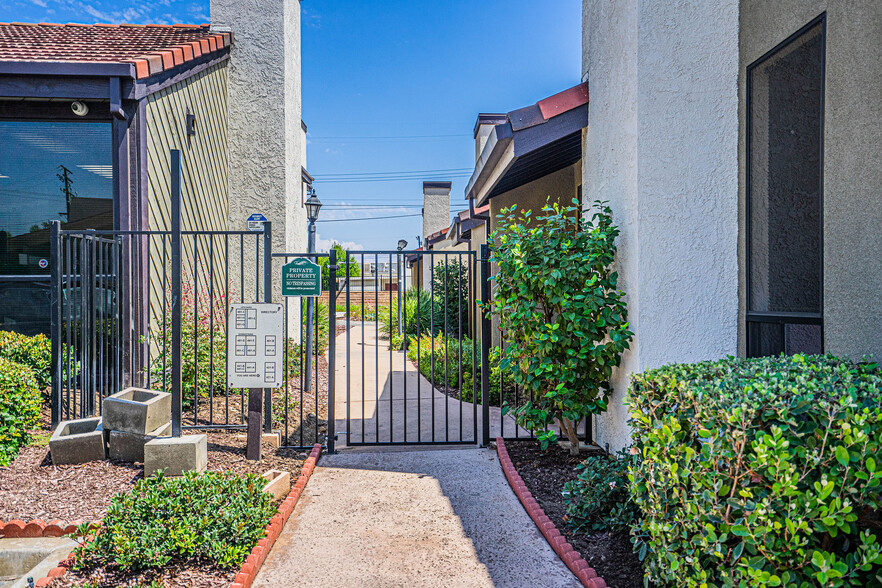441 E Whittier Blvd, La Habra, CA à louer - Photo de l’immeuble – Image 2 sur 12