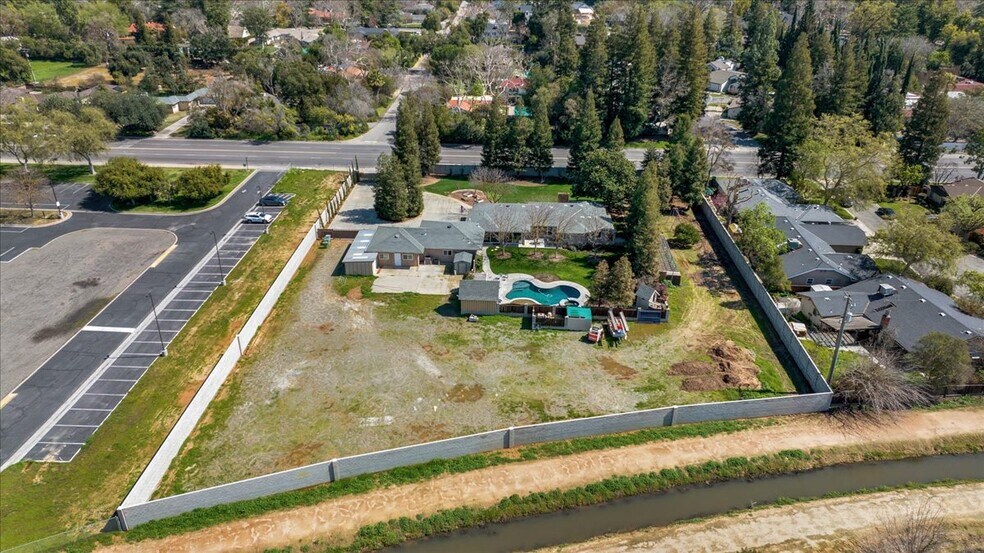 4481 N Palm Ave, Fresno, CA à vendre - Photo de l’immeuble – Image 2 sur 35