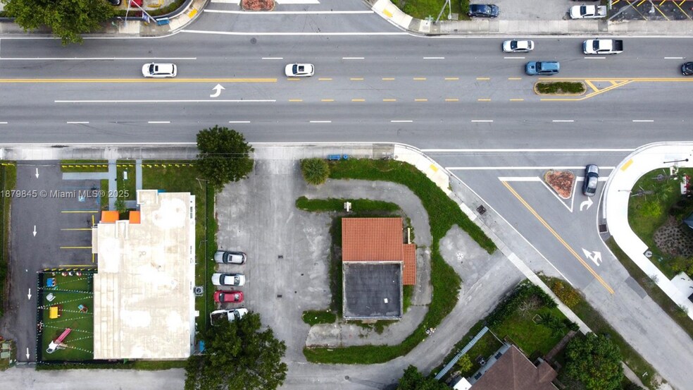 14100 W Dixie Hwy, Miami, FL à louer - Photo de l’immeuble – Image 3 sur 16