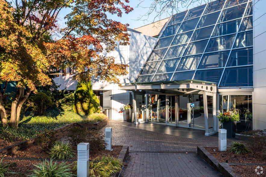 19 Old Kings Hwy S, Darien, CT à louer - Photo de l’immeuble – Image 3 sur 16