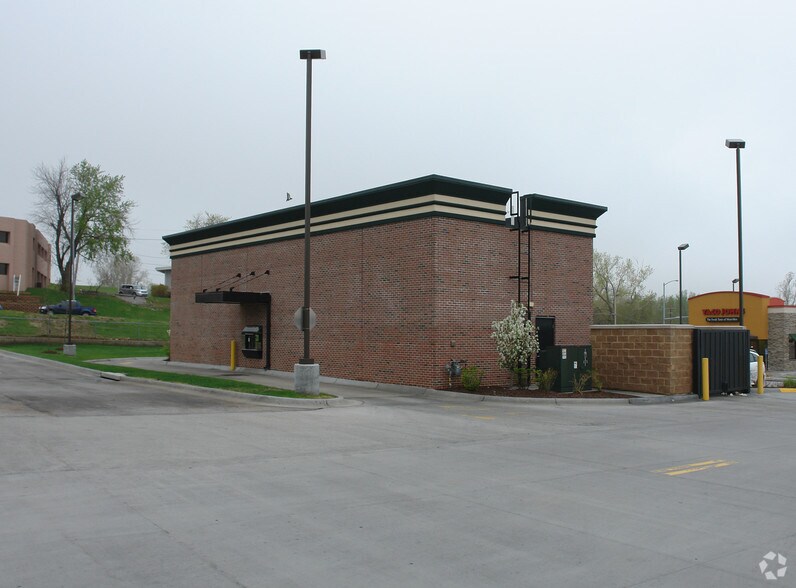 1306 Harlan Dr, Bellevue, NE à vendre - Photo de l’immeuble – Image 3 sur 5
