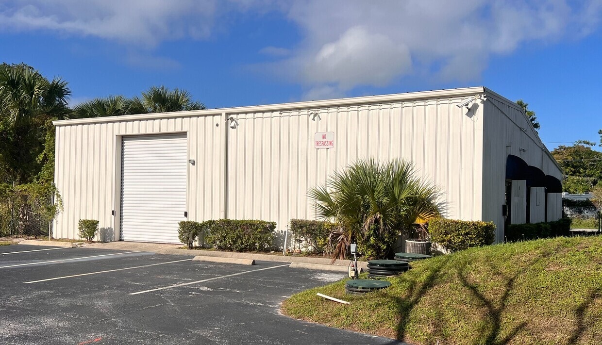 5072 Edgewater Dr, Orlando, FL à louer Photo de l’immeuble– Image 1 sur 8