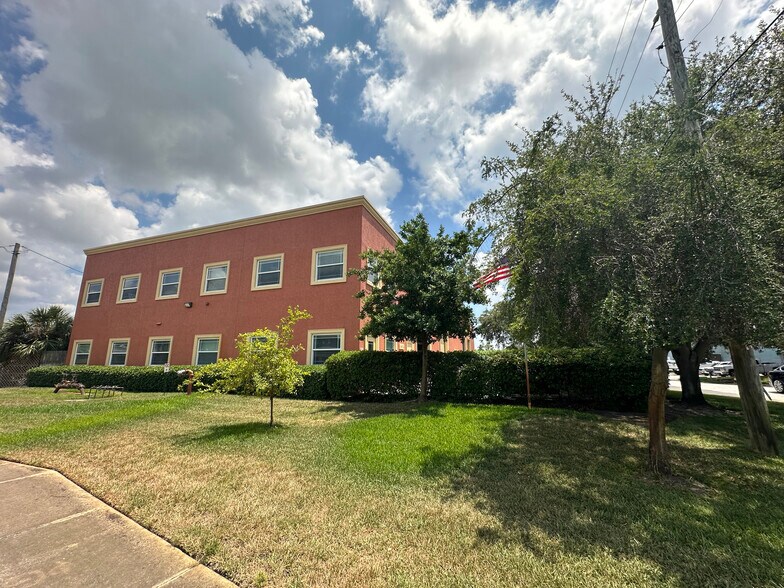 14173 Honeywell Rd, Largo, FL à louer - Photo de l’immeuble – Image 2 sur 3