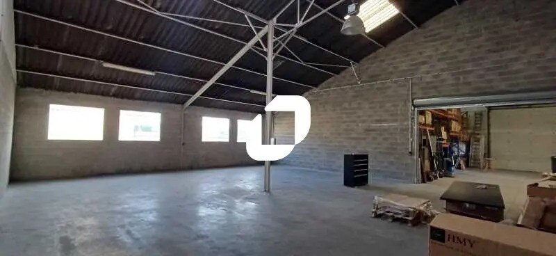 Local d’activités dans Longnes à louer - Photo intérieure – Image 2 sur 10