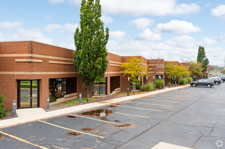 49100-49140 Wixom Tech Dr, Wixom, MI à louer - Photo de l’immeuble – Image 2 sur 5