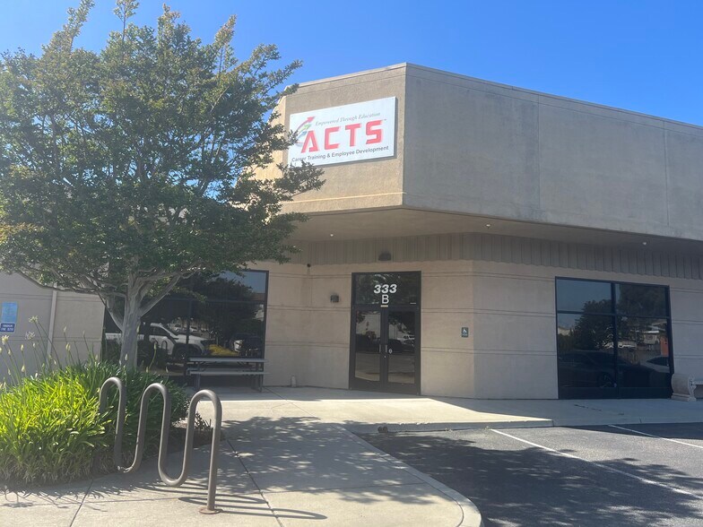 333 Abbott St, Salinas, CA à louer - Photo de l’immeuble – Image 3 sur 3