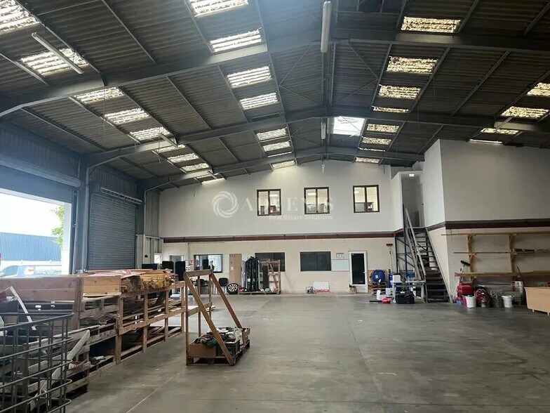 Local d’activités dans Saint-Pierre-des-Corps à louer - Photo de l’immeuble – Image 1 sur 10