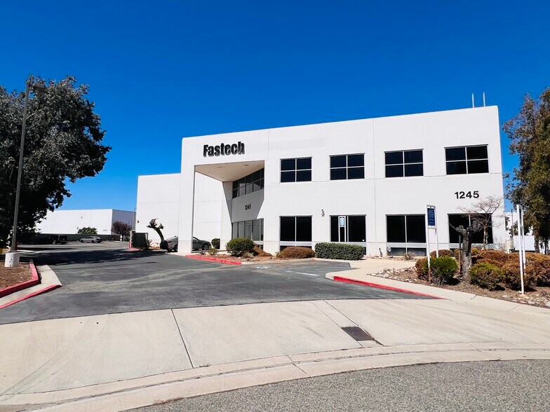 1245 Webb Cir, Corona, CA à louer - Photo de l’immeuble – Image 1 sur 34