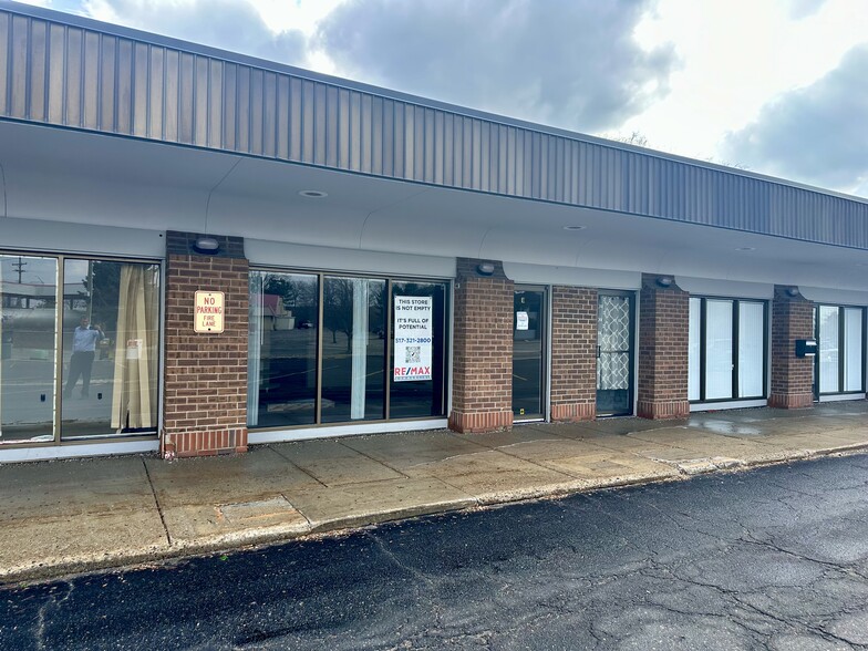 6810 S Cedar St, Lansing, MI à louer - Photo de l’immeuble – Image 2 sur 4