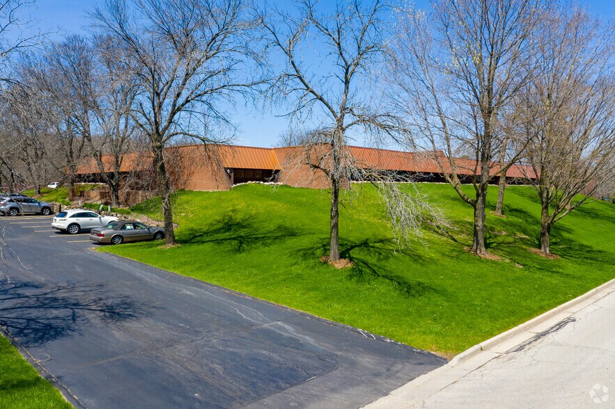 333 Bishops Way, Brookfield, WI à louer - Photo principale – Image 1 sur 6