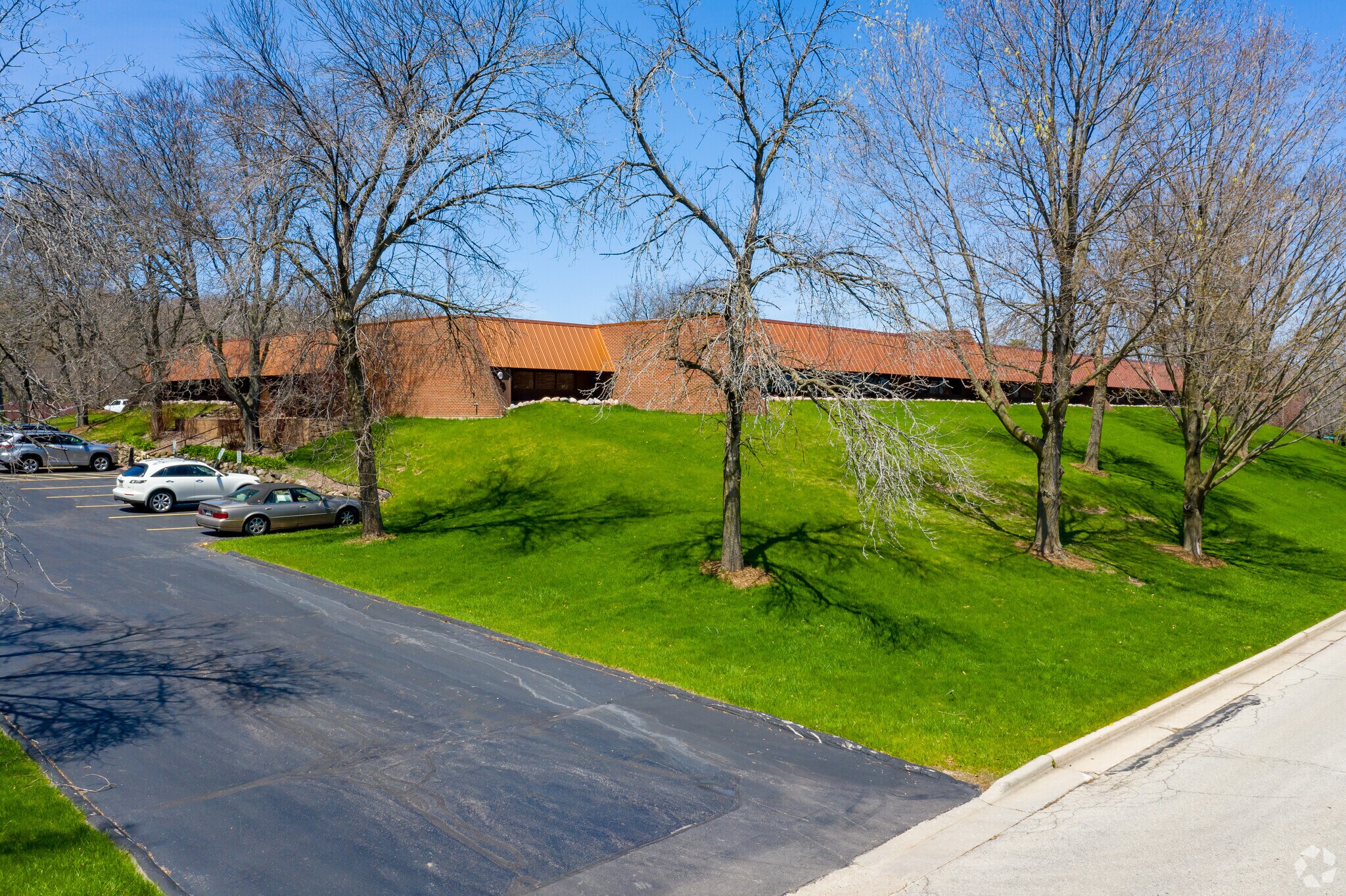 333 Bishops Way, Brookfield, WI à louer Photo principale– Image 1 sur 7