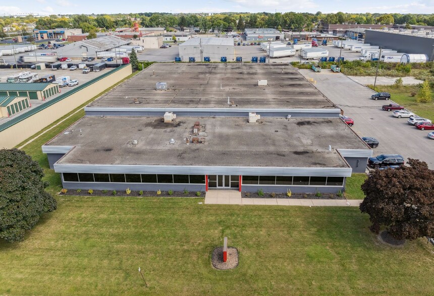 3090 Marentette Av, Windsor, ON à louer - Photo de l’immeuble – Image 2 sur 6