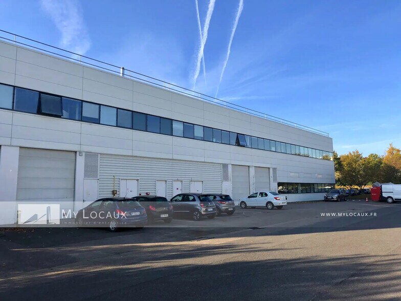 Local d’activités dans Cergy à louer - Photo de l’immeuble – Image 1 sur 8