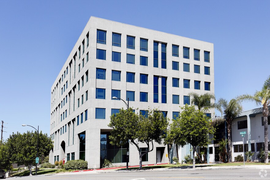 2411 W Olive Ave, Burbank, CA à louer - Photo de l’immeuble – Image 2 sur 5