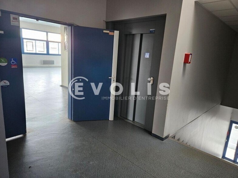 Local commercial dans Orgeval à vendre - Photo de l’immeuble – Image 2 sur 10