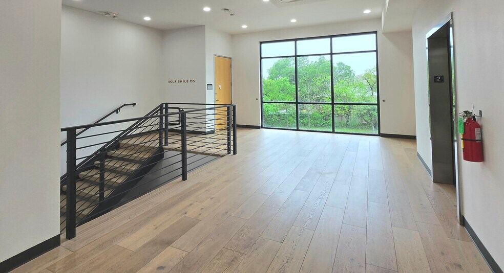 8701 Menchaca Rd, Austin, TX à vendre - Photo de l’immeuble – Image 3 sur 36