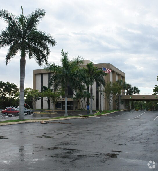 700 E Dania Bch Blvd, Dania, FL à louer - Photo principale – Image 1 sur 4