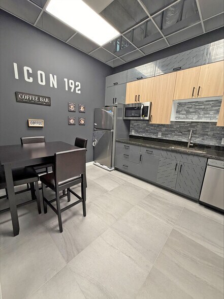 4560 W Irlo Bronson Memorial, Kissimmee, FL à louer - Photo de l’immeuble – Image 3 sur 5