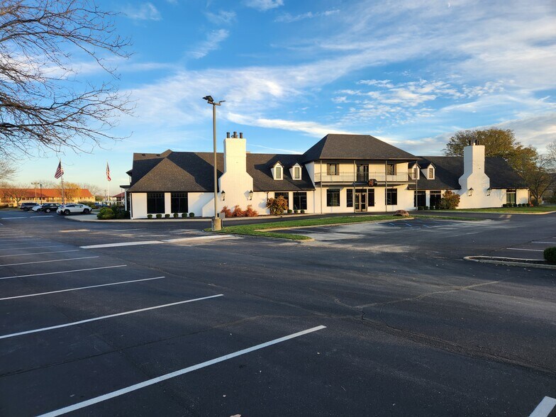 100-400 Byrd Way, Greenwood, IN à louer - Photo de l’immeuble – Image 2 sur 14