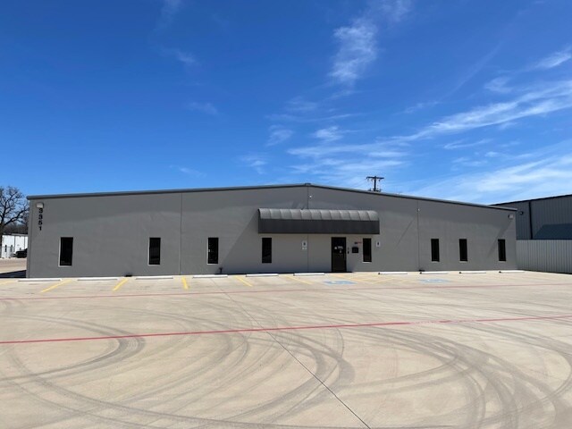 3351 E Loop 820 S, Fort Worth, TX à louer - Photo de l’immeuble – Image 1 sur 14