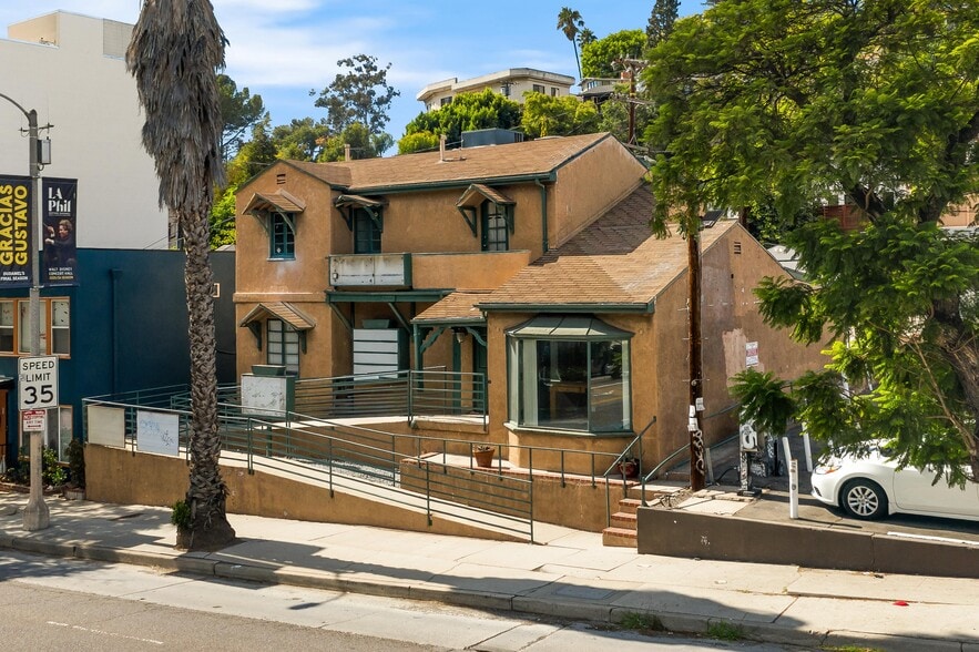 3325 Barham Blvd, Los Angeles, CA à louer - Photo de l’immeuble – Image 1 sur 20