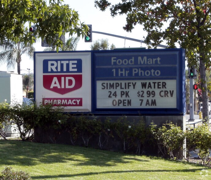 1700 W Whittier Blvd, La Habra, CA à louer - Photo de l’immeuble – Image 2 sur 3